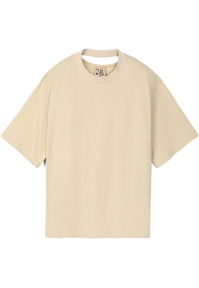 T-shirt a maniche corte color crema realizzato in morbido cotone, con una vestibilità comoda e scollo rotondo. Design semplice, senza schemi o accenti visibili.