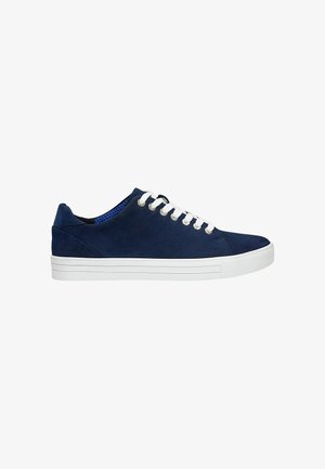 Sneaker blu navy con tomaia in tessuto testurizzato, lacci bianchi e suola in gomma bianca, con dettagli perforati lungo i lati.