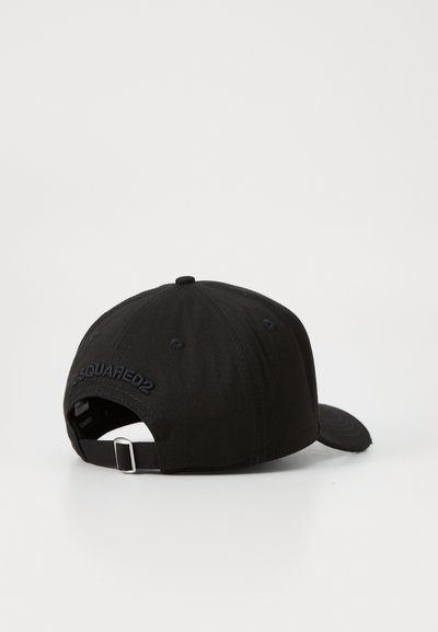Casquette de baseball noire en coton. Elle possède une visière incurvée, une sangle ajustable et un logo brodé à l'arrière. Texture lisse.