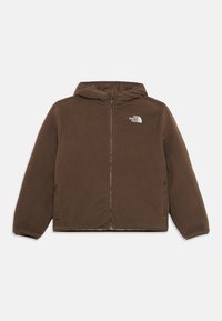 Braune Fleecejacke mit Kapuze, Reißverschluss vorne und Seitentaschen. Sie hat einen strukturierten Stoff und ein weißes Logo auf der linken Brust.