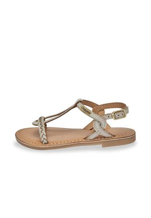 Sandalo in pelle intrecciata con una tomaia beige chiaro, suola piatta, cinturino alla caviglia regolabile e dettagli cuciti sulla base.