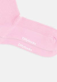 Różowe bawełniane skarpetki z prążkowanym wzorem, z białym logo "DillySocks" na podeszwie. Standardowa długość do połowy łydki.