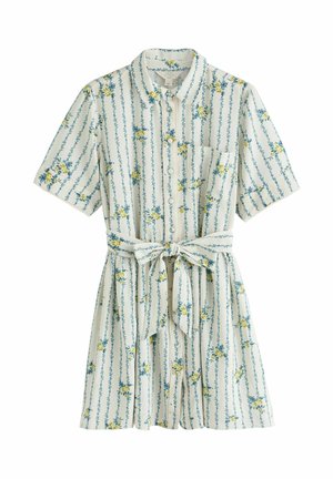 Robe blanche à manches courtes avec boutons, rayures verticales bleues, motif floral jaune, col, poche poitrine et ceinture en tissu nouée à la taille.