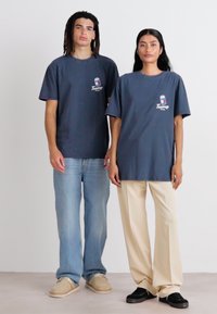 Tommy Jeans FUN NOVELTY TEE UNISEX  - T-shirt estampada - dark night navy