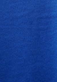 Blauer Strickstoff mit glatter Textur, der ein einheitliches Muster und mittlere Dehnbarkeit aufweist. Die Farbe ist lebendig und gleichmäßig durchgehend.