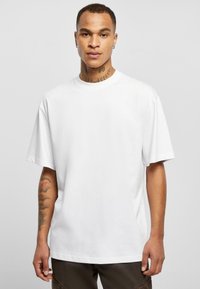 Hvid bomulds t-shirt med korte ærmer, rund hals, afslappet pasform og glat tekstur. Ingen mønstre eller grafik synlige.