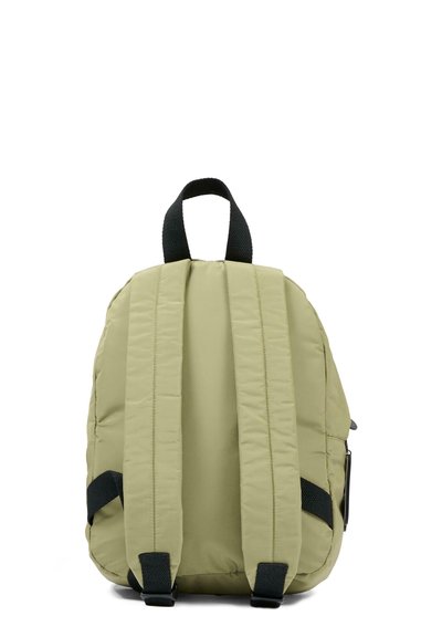 Gewatteerde olijfgroene rugzak met zwarte banden, voorzien van een handvat aan de bovenkant en een zijvak. Zachte textuur en afgeronde vorm.