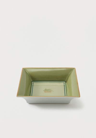 Plato cuadrado de cerámica con interior verde, bordes beige y un pequeño emblema de caballo alado en el centro inferior.