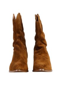 Botas de tobillo de ante marrón con puntera puntiaguda, costuras laterales curvadas y un diseño arrugado. Suela lisa con un pequeño tacón.
