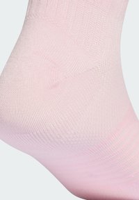 Ροζ ανοιχτό καλτσάκι από υφασμάτινη πλεκτή ύφανση με υφή, διαθέτει άνετο άκρο χωρίς ραφές και εφαρμοστό σχέδιο στον αστράγαλο. Λείο επιφάνεια με διακριτική ελαστικότητα.