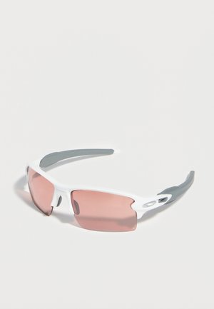 Bela športna sončna očala s rožnatimi lečami in sivimi gumiranimi konicami okvirja na enostavni svetli podlagi.