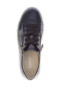 Glänzender dunkler blauer Sneaker mit schwarzen Schnürsenkeln, seitlichem Reißverschluss, weißer Sohle und beigem Einlegesohle mit der Aufschrift "Gabor" in Größe 4½.