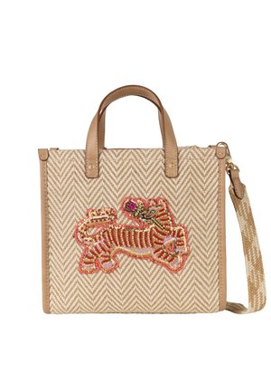 Geweven beige handtas met leren handvatten, afneembare riem en geborduurd tijgerontwerp met pailletten op het voorpaneel.