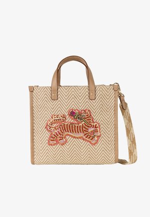 Geweven beige handtas met leren handvatten, afneembare riem en geborduurd tijgerontwerp met pailletten op het voorpaneel.