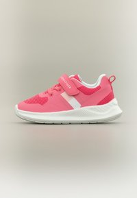 Ροζ αθλητικά παπούτσια με πλέγμα στο πάνω μέρος, λευκές λεπτομέρειες και λουράκι με βέλκρο. Υφή στην σόλα με επένδυση για άνεση και υποστήριξη.