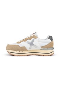 Zapatillas de ante y cuero en beige y blanco, con un acento gris, cordones redondos y una suela en capas con un patrón de dibujo texturizado.