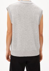 Szary dzianinowy bezrękawnik z wysokim kołnierzem, obszyciami prążkowanymi i miękką fakturą. Tył ma prosty, czysty design.