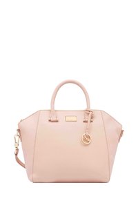 Lichtroze leren handtas met dubbele handgrepen, goudkleurige hardware, een afneembare schouderriem en een ronde decoratieve hanger.