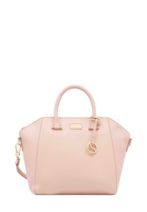 Sac à main en cuir rose clair avec deux poignées, matériel en ton or, une bandoulière amovible et un charm décoratif rond.