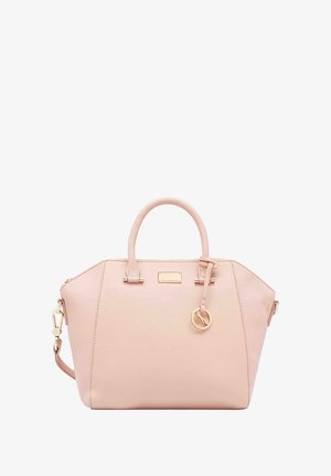 Lichtroze leren handtas met dubbele handgrepen, goudkleurige hardware, een afneembare schouderriem en een ronde decoratieve hanger.