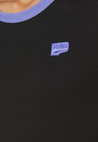 Puma DOWNTOWN SMALL LOGO TEE - T-shirt z nadrukiem