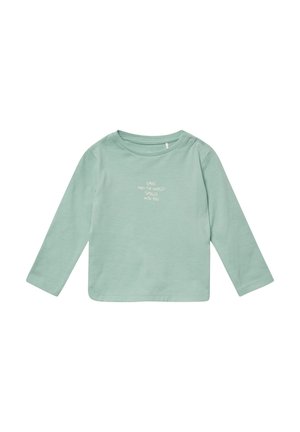 Langarmshirt aus mintgrünem Baumwollstoff mit Rundhalsausschnitt, zwei Druckknöpfen an der Schulter und weißem Text: "Lächle und die Welt lächelt mit dir."