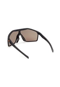 Gafas de sol negras con un diseño geométrico, con una montura mate y lentes tintadas en marrón. Las patillas tienen un agarre texturizado para mayor comodidad.