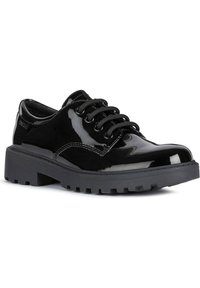 Scarpe in pelle verniciata nera con punta tondeggiante, suola nera robusta e sei occhielli per lacci neri. Superficie testurizzata con finitura lucida.