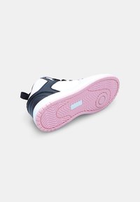 Fehér és tengerészkék felsőrésszel rendelkező magas szárú tornacipő, texturált felülettel, hullámos mintájú rózsaszín gumitalppal és húzófüllel.