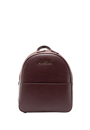 Zaino in pelle color amaranto con parte superiore arrotondata, ferramenta dorata e logo frontale. Presenta una chiusura con cerniera e una maniglia corta superiore. Texture liscia.