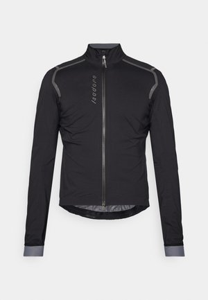 Crna biciklistička jakna dugih rukava s visokim ovratnikom, prednjim zatvaračem, reflektivnim detaljima na ramenima i oblikovanim rubom. Lagani, glatki materijal.
