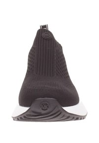 Chaussure de sport tricotée noire avec un dessus extensible, arborant un logo sur la languette au talon et une semelle blanche texturée pour une meilleure adhérence.