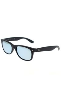 Occhiali da sole rettangolari neri con lenti azzurro chiaro, dotati di una finitura opaca e dettagli con logo sulla stanghetta, progettati per comfort e stile.