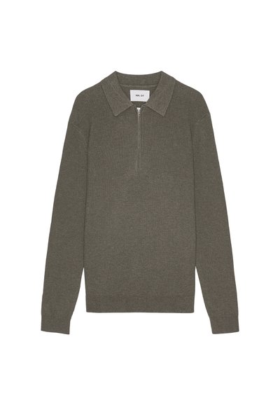 Olijfgroene geribbelde gebreide pullover met een ritskraag en lange mouwen. Kenmerkt zich door een ontspannen pasvorm en rekbare textuur.