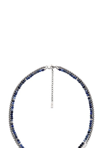 Collier de perles bleues avec chaîne en argent, présentant des pierres rondes alternées et des accents métalliques lisses. Longueur réglable avec une fermeture à boucle.