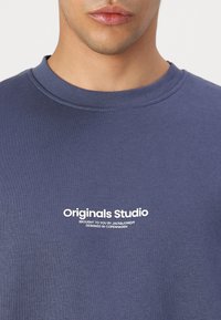 Jack & Jones JORVESTERBRO CREW NECK - Sudadera - nightshadow blue