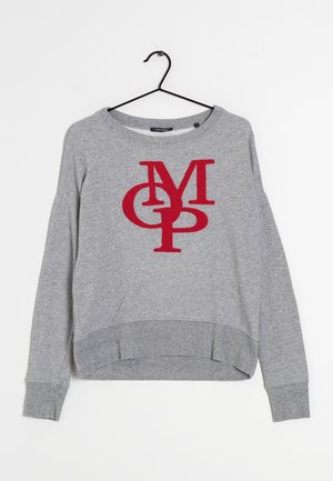 Sweat-shirt gris à manches longues avec des lettres rouges qui se chevauchent "MGP" sur le devant, accroché à un cintre noir sur un fond blanc.