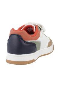 Sneaker multicolore con tomaia bianca, cappuccio del tallone blu navy, accenti rossi e verdi e suola texturizzata. Dotato di cinturino in Velcro per una facile vestibilità.