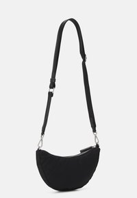 Musta olkalaukku puolikuun muotoisena, jossa on vetoketjulukko, teksturoitu kangas ja säädettävä olkahihna, jossa on metalliset yksityiskohdat.