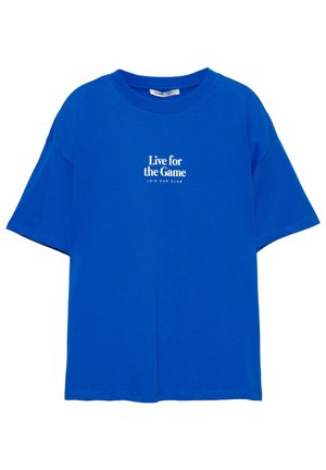 Niebieska bawełniana koszulka z krótkim rękawem, z napisem "Żyj dla gry" oraz "DOŁĄCZ DO NASZEGO KLUBU" w białej czcionce, umieszczonymi na środku przodu.