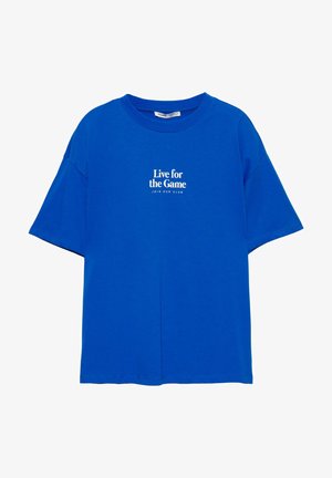 Niebieska bawełniana koszulka z krótkim rękawem, z napisem "Żyj dla gry" oraz "DOŁĄCZ DO NASZEGO KLUBU" w białej czcionce, umieszczonymi na środku przodu.
