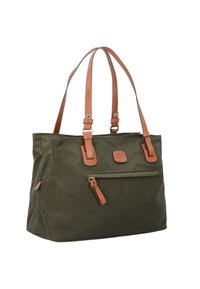 Borsa tote in nylon verde oliva con manici in pelle marrone, tasca frontale con zip e un'etichetta con marchio. Texture liscia e forma strutturata.