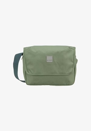 Borsa a tracolla in tessuto verde Vaude con patta frontale e tracolla regolabile di colore verde scuro su sfondo bianco.