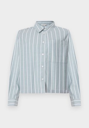 Lichtblauw, cropped shirt met witte verticale strepen, een knoopsluiting aan de voorkant, kraag en een borstzak aan de linkerkant. Gemaakt van een zachte, gestructureerde stof.