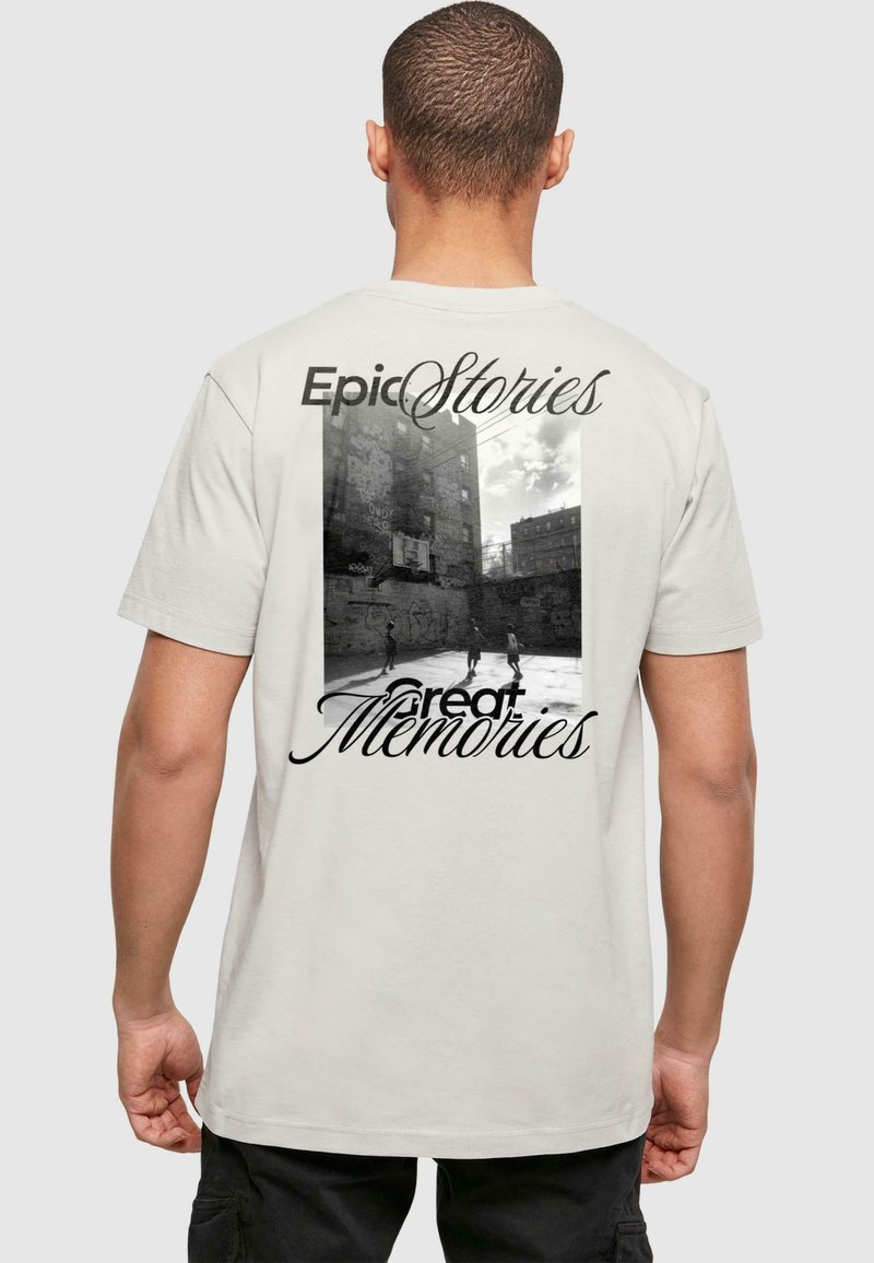Krem majica od pamuka s crno-bijelim grafičkim printom urbanog prizora i natpisom "Epic Stories" i "great Memories".