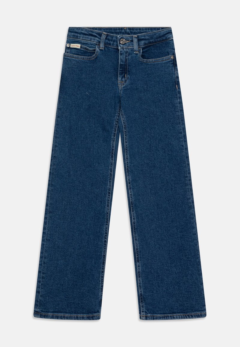 Jean large bleu foncé en denim. Présente un design classique à cinq poches, un bouton de fermeture et des détails de couture visibles.