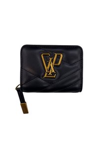 Portafoglio in pelle nera con texture a chevron trapuntata, iniziali del logo dorato sul davanti e una zip laterale. Forma rettangolare compatta.