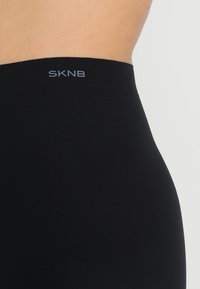 Skiny LOVERS - Pants - black