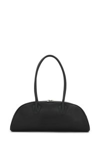 Borsa a tracolla in pelle nera con design curvo, due manici lunghi e finiture in argento. Tessuto liscio senza motivi o accenti visibili.