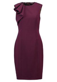 Bezramenné švestkové pouzdrové šaty s asymetrickým volánkem na levém rameni a květinovou podšívkou viditelnou na výstřihu.